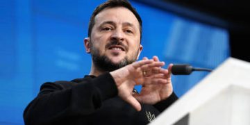 ‘Desperate’ Zelensky turned Munich conference into farce – political consultant