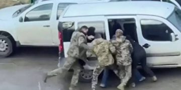 Crowbar & tear gas: Ukrainians fight back against forced conscription (VIDEOS)