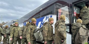 Russia and Ukraine exchange 300 POWs – MOD (VIDEO)