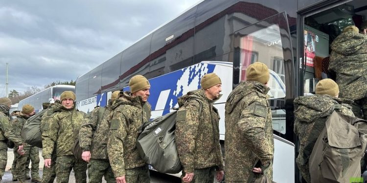 Russia and Ukraine exchange 300 POWs – MOD (VIDEO)