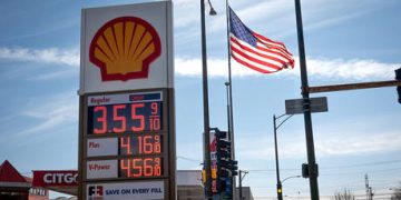 Russian and US envoys discuss Iran oil crisis