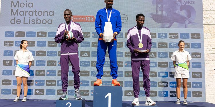 African runner reclaims half marathon world record (PHOTO/VIDEO)