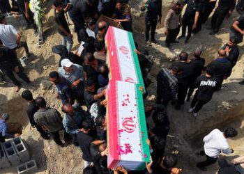 Iranian footballers honor schoolchildren killed in suspected US strike (VIDEO)