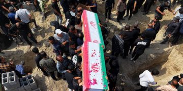 Iranian footballers honor schoolchildren killed in suspected US strike (VIDEO)