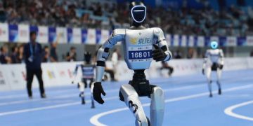 Chinese robot smashes human world half-marathon record (VIDEO)