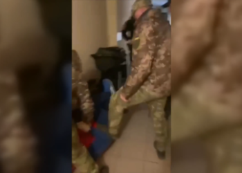 Desperate conscription target fights off Ukrainian press gang using chain (VIDEO)