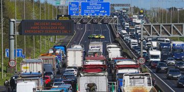 ‘Hatchet-wielding’ intruder damages US military plane in Ireland (VIDEO)