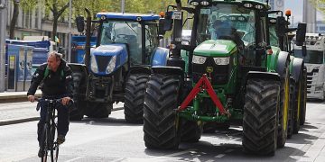 Ireland deploys army to clear fuel protests