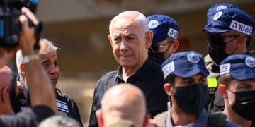Former Israeli PMs unite against Netanyahu