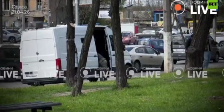Gunfire as Ukrainian mobilization squad caught in anti-bribe sting (VIDEO)