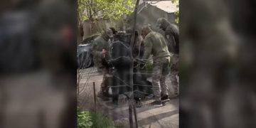 Ukrainian press gang shoves ‘volunteer’ off roof (VIDEO)