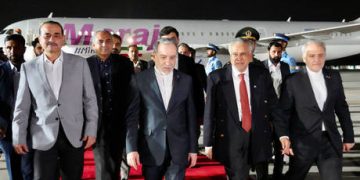 Top Iranian diplomat arrives in Russia (VIDEO)