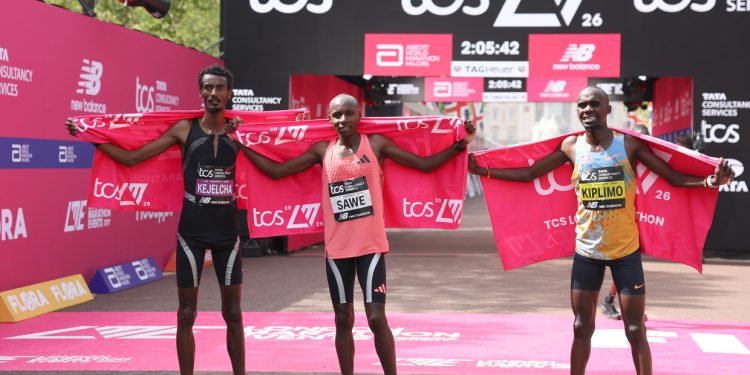 Kenyan breaks two-hour mark in world record London Marathon win (PHOTOS/VIDEO)