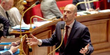 French presidential hopeful pushes to end Russia sanctions