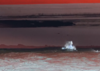 Russian officials inspect LNG tanker allegedly struck by Ukraine near Malta (VIDEO)