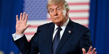 US military secretly guiding ships through Strait of Hormuz – NYT