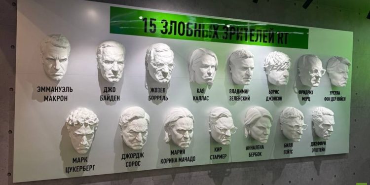 Candace Owens poses with Macron sculpture at SPIEF (PHOTOS)