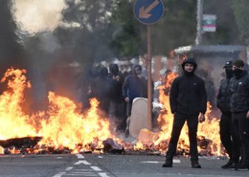 Rival protesters clash in Glasgow amid migration tensions (VIDEOS)