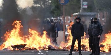 Rival protesters clash in Glasgow amid migration tensions (VIDEOS)