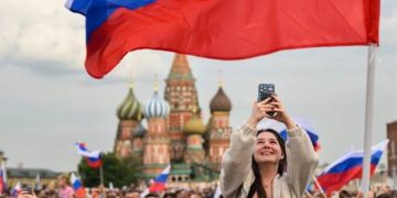 World’s tallest building lit up in Russian flag colors (VIDEO)