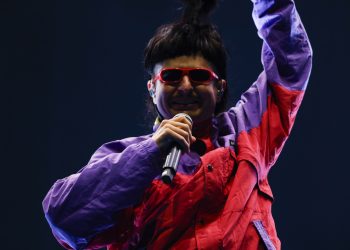 Popular American singer among six killed in helicopter collision (VIDEO)