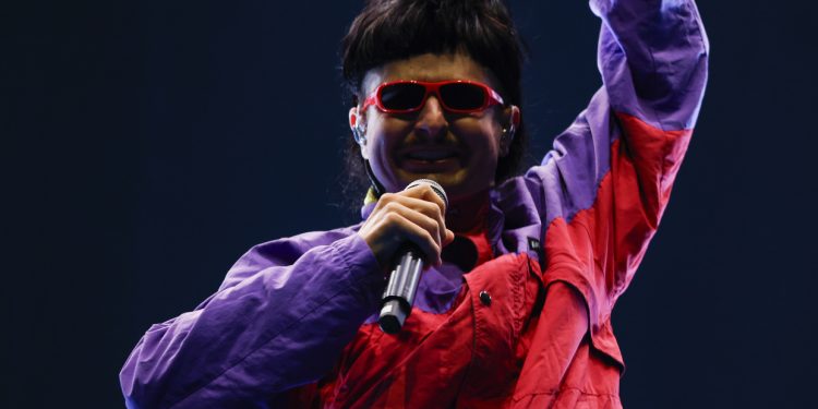 Popular American singer among six killed in helicopter collision (VIDEO)