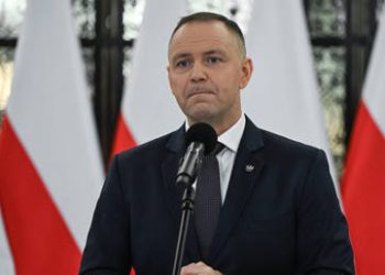 Ex-Polish PM tells Ukraine to return tanks and jets amid medals dispute