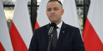Ex-Polish PM tells Ukraine to return tanks and jets amid medals dispute