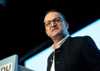 Gay top MP resigns over surrogacy controversy
