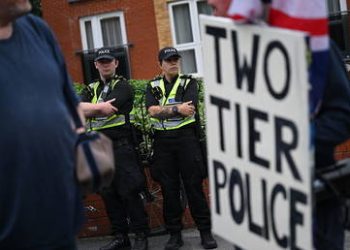 UK police draw batons on enraged crowd protesting rape (VIDEO)