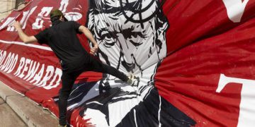 Trump swapped planes over assassination fears – NYT