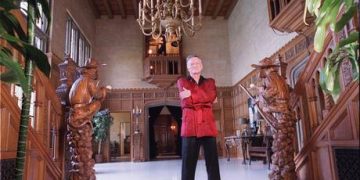 Hugh Hefner ‘repeatedly’ flagged Epstein to FBI – New York Post