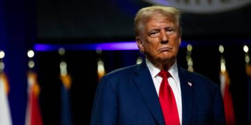 Trump helicopter nearly collides with passenger jet – FAA