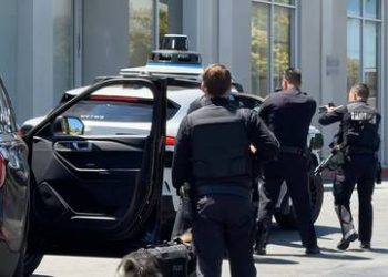 Chaotic shootout outside US burger joint kills three (VIDEOS)