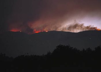 Two helicopters collide while battling wildfires (VIDEOS)
