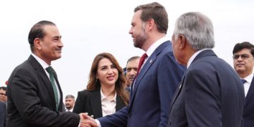 Pakistan expands powers of military chief