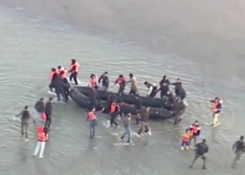 Spanish region demands answers after migrants land on crowded beach (VIDEOS)