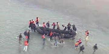 Spanish region demands answers after migrants land on crowded beach (VIDEOS)