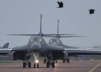 UK police arrest five men amid bomb alert outside US air base