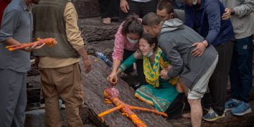 Aussie expert says hope still exists for those trapped in Nepal tunnels