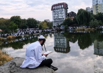 Why tens of thousands of Hasidic Jews are flocking to Ukraine – and why they are dancing