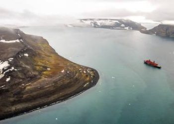 Russian Navy traverses iceberg-filled Arctic strait for first time (VIDEO)