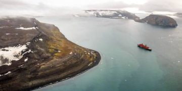 Russian Navy traverses iceberg-filled Arctic strait for first time (VIDEO)