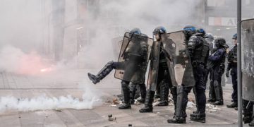 French mayor gassed after acting as “human shield” for masked protesters (VIDEO)