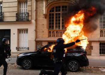 French police hit student protesters with ‘violent charge’ – RT reports (VIDEO)