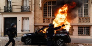 French police hit student protesters with ‘violent charge’ – RT reports (VIDEO)